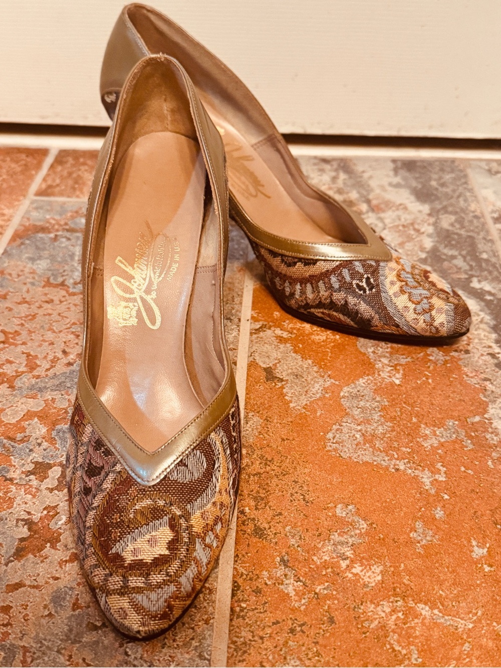 Fabulous, Made in the USA, Johanson  Brown and Gold Pattern Tapestry Pumps!